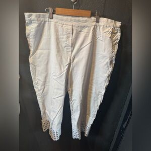 Zac and Rachel White Pull On Capri Pants